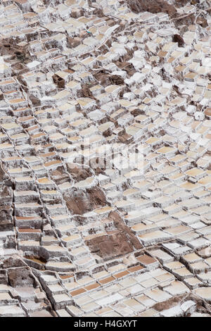 Blick von einem benachbarten Gipfel auf Hunderten von Salz Grundstücke an den Maras Salzminen in der Nähe von Cusco, Peru Stockfoto