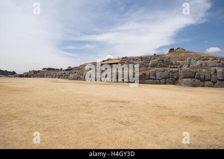 Blick auf das zentrale Feld vor den Augen der Saksaywaman in der Nähe von Cusco, Peru Stockfoto