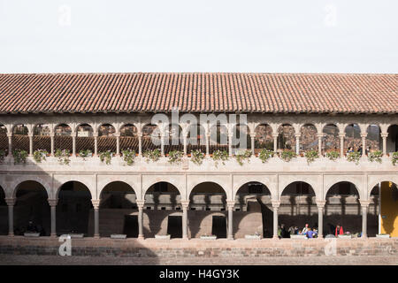 Innenwand des spanischen Hofes errichtet auf den Inka-Ruinen von Cuzco in Cusco, Peru Stockfoto