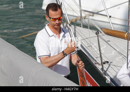 Spanien Royal König Felipe Ankunft in der Nautik-Club Segelboot segeln während der Copa del Rey. In seinen Sommerurlaub auf Mallorca. Stockfoto