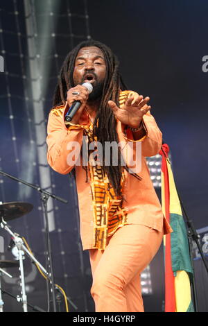 Ghanaischen Reggaesänger Rocky Dawuni führt beim Colours of Ostrava Music Festival, Tschechische Republik, 17. Juli 2016. Stockfoto
