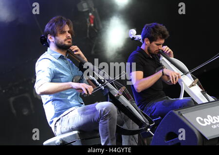 Kroatische Duo 2 Celli führt beim Colours of Ostrava Music Festival, Tschechische Republik, 17. Juli 2016. Stockfoto