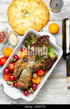 Hackbraten in die Form des Schaftes in der Form zum Backen mit Gemüse Stockfoto