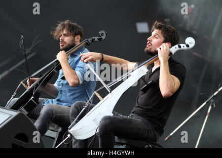 Kroatische Duo 2 Celli führt beim Colours of Ostrava Music Festival, Tschechische Republik, 17. Juli 2016. Stockfoto