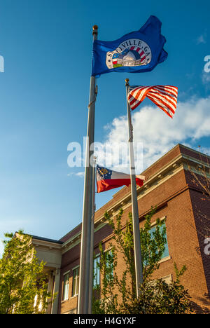 USA, Georgia und Snellville Stadt Fahnen entrollten im Wind bei Sonnenuntergang vor dem Rathaus Gebäude in Snellville, Georgia. Stockfoto