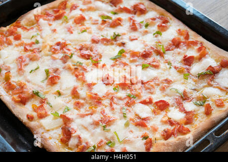 hausgemachte Pizza mit frischen Tomaten und Basilikum Stockfoto