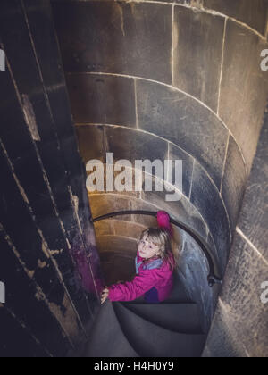 Kleines Mädchen hinunter die schmale Wendeltreppe im Inneren des Denkmals von Walter Scott in Princes Street, Edinburgh, Schottland Stockfoto