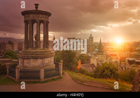 Aerial Blick über das historische Zentrum von Edinburgh, Schottland vom Calton Hill aus gesehen Stockfoto