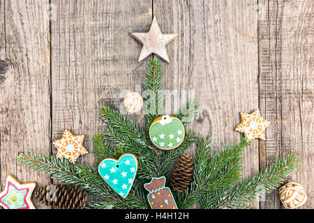 Weihnachten Tannenbaum mit hausgemachten Lebkuchen auf verwitterten Brettern Hintergrund Stockfoto