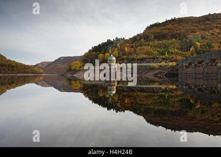 Reflexionen des Foel Tower in Garreg Ddu reservoir Stockfoto