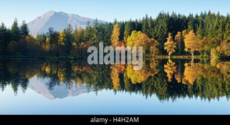 Herbst Reflexionen in Glencoe Lochan Stockfoto