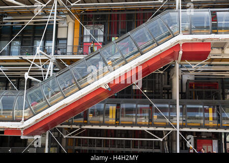 PARIS, FRANCE - AUGUST 13, 2016. Facade of the Georges Pompidou Center in the district of Beaubourg Stockfoto