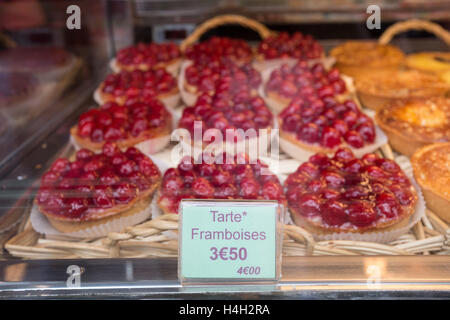 Lokalen Patiserie in Paris zeigt die typisch französisches Gebäck: Himbeer Kuchen Stockfoto