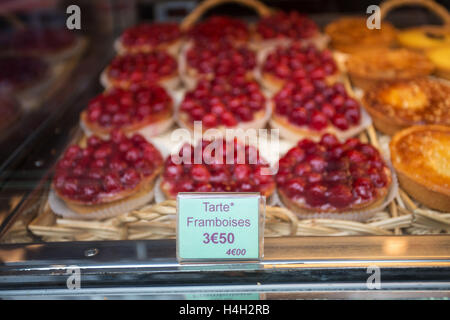 Lokalen Patiserie in Paris zeigt die typisch französisches Gebäck: Himbeer Kuchen Stockfoto