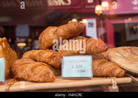 Lokalen Patiserie in Paris zeigt die typisch französisches Gebäck: Croissants Stockfoto