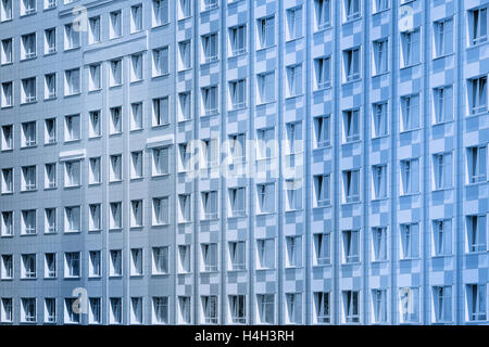 Wand des neuen Wohngebäudes mit endlosen Reihe von Windows. Schwarz / weiß Foto Stockfoto