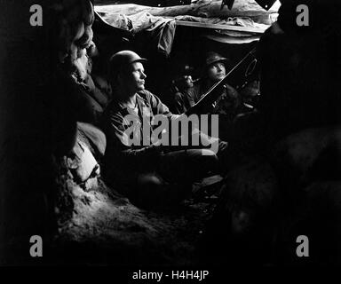 US Army Infanteristen mit der 27. Infanterie-Regiment nehmen Sie Abdeckung im Tunnel an der Front während der Schlacht von Heartbreak Ridge im Koreakrieg 10. August 1952 in Korea. Stockfoto