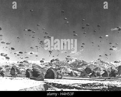 US Army airborne Soldaten und Truppen der Vereinten Nationen mit dem Fallschirm während einer Kampfhandlung während des Koreakrieges 1. Januar 1951 in Korea. Stockfoto