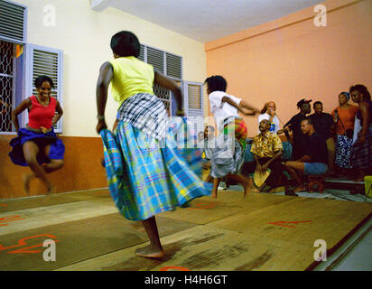 Traditionelle Belle Tänzer tanzen gemeinsam an einer örtlichen Schule in der Innenstadt von Fort-de-France. Martinique Stockfoto