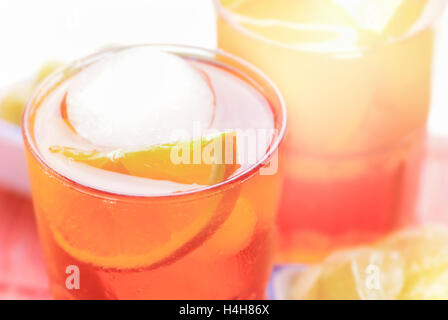 Spritz Aperitif mit Eiswürfeln und Orangenscheiben Stockfoto