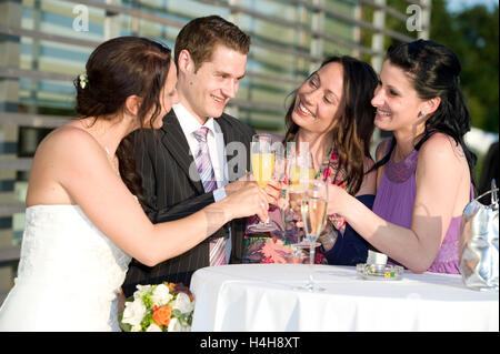Braut und Freunde Klirren der Gläser mit Champagner Stockfoto