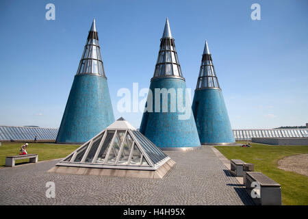 Pyramiden auf der Dachterrasse, moderne Kunstmuseum Bonn, Bonn, Rheinland, Nordrhein-Westfalen Stockfoto