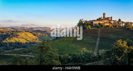 Le Langhe und Castiglione Falletto, Serralunga d Alba Stockfoto