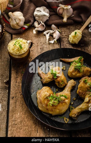 Bio-gebratenes Huhn mit Kräutern und Knoblauch, Couscous, Bio-Knoblauch aus Garten Stockfoto