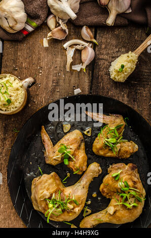 Bio-gebratenes Huhn mit Kräutern und Knoblauch, Couscous, Bio-Knoblauch aus Garten Stockfoto