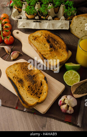 Gerösteten Cherry Tomaten und Ricotta auf Toast, Toast vorbereiten Stockfoto