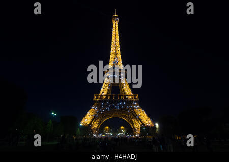 PARIS - 16. September 2014: Eiffel Tower Licht Leistung zeigen in Dämmerung. Der Eiffelturm ist eines der am meisten besuchte Sehenswürdigkeit. Stockfoto