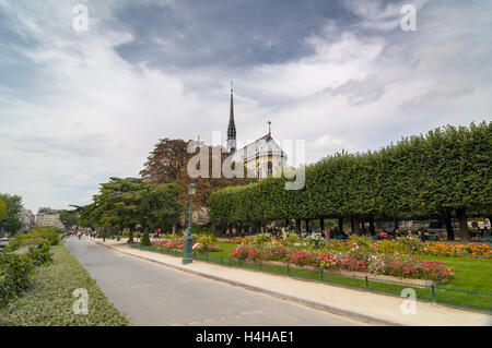 Quadratische Jean XXIII in der Nähe der katholischen Kathedrale Notre-Dame de Paris. Errichtet in der gotischen Architektur. Stockfoto