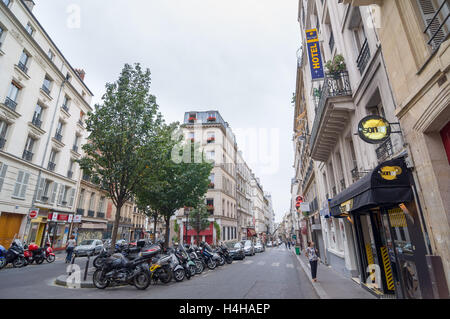 PARIS - 17. September 2014: Motorräder, Mopeds und Autos auf der Straße Jean-Baptiste Pigalle. Paris, Frankreich. Stockfoto