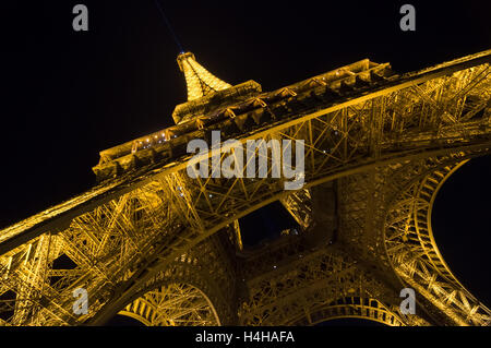 PARIS - 16. September 2014: Eiffel Tower Licht Leistung zeigen in Dämmerung. Der Eiffelturm ist eines der am meisten besuchte Sehenswürdigkeit. Stockfoto