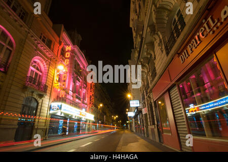 PARIS - 17. September 2014: Ampeln und Nachtansicht des Theaters Megador. Stockfoto