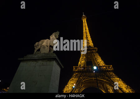 PARIS - 16. September 2014: Eiffel Tower Licht Leistung zeigen in Dämmerung. Der Eiffelturm ist eines der am meisten besuchte Sehenswürdigkeit. Stockfoto