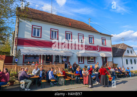 GLASSING Dorf, Österreich - 30. April 2016: Leute sitzen an Tischen der lokalen Restaurant während Mai Baum fest. In Deutschland ein Stockfoto