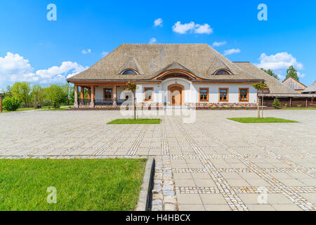 TOKARNIA Dorf, Polen - 12. Mai 2016: traditionelles Restaurant Gebäude in Tokarnia Dorf am sonnigen Frühlingstag, Polen. Stockfoto