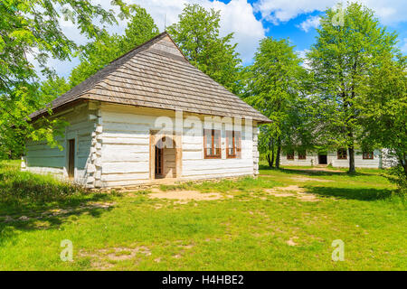 TOKARNIA Dorf, Polen - 12. Mai 2016: Ein altes rustikales Landhaus-Haus auf der grünen Wiese im Freilichtmuseum in Tokarnia Dorf, Pol Stockfoto