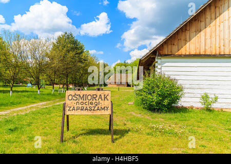 TOKARNIA Dorf, Polen - 12. Mai 2016: Zeichen Werbung Unterkunft in Open air Museum Tokarnia, wo traditionelle ländliche ein Stockfoto