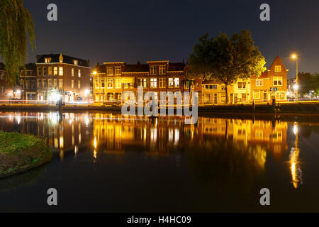 Niederländische Häuser am Kanal, Delft, Niederlande Stockfoto