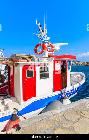 Hafen von NAOUSSA, PAROS Insel - 18. Mai 2016: Typisch griechisch Angelboot/Fischerboot im Hafen von Naoussa, Insel Paros, Kykladen, Griechenland. Stockfoto