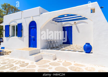 Typische weiße griechisches Haus mit blauen Türen und Fenstern in Naoussa Dorf, Insel Paros, Griechenland Stockfoto