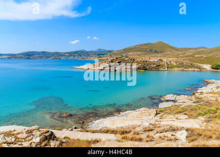 Blick auf schöne Monastiri Bucht mit türkisfarbenem Meerwasser, Insel Paros, Griechenland Stockfoto