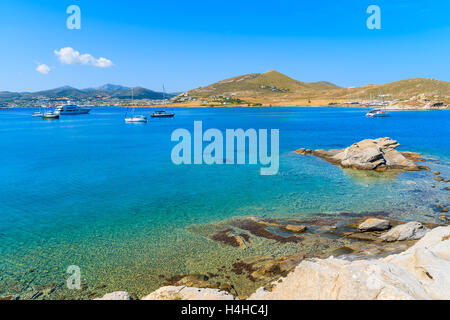 Blick auf schöne Monastiri Bucht mit türkisfarbenem Meerwasser, Insel Paros, Griechenland Stockfoto