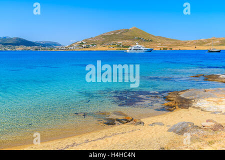 Blick auf schöne Monastiri Bucht mit türkisfarbenem Meerwasser, Insel Paros, Griechenland Stockfoto