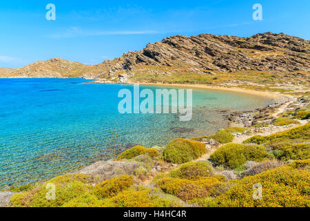 Blick auf schöne Monastiri Bucht mit türkisfarbenem Meerwasser, Insel Paros, Griechenland Stockfoto