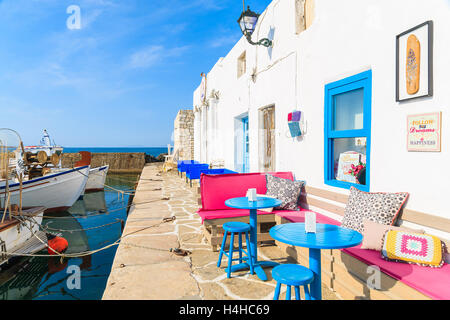 Hafen von NAOUSSA, PAROS Insel - 19. Mai 2016: Typische griechische Taverne in Naoussa Fischereihafen, Insel Paros, Kykladen, Griechenland. Stockfoto