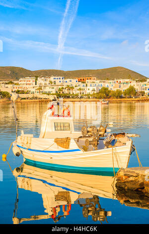 Angelboot/Fischerboot Liegeplatz im Hafen von Naoussa bei Sonnenaufgang, Insel Paros, Kykladen, Griechenland Stockfoto