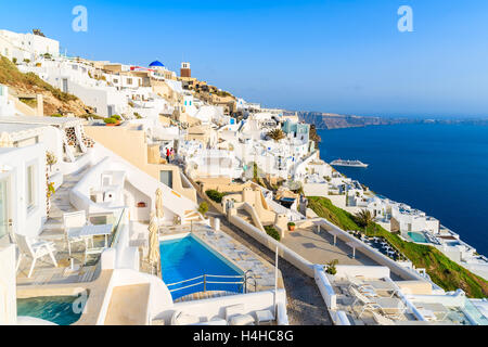 Ansicht von Firostefani Dorf mit vielen Boutique-Hotels gebaut auf Klippen, Santorin, Griechenland Stockfoto